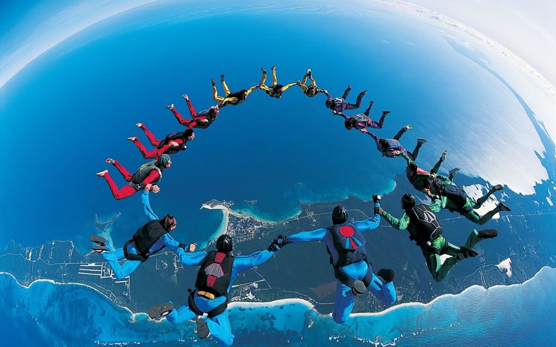 parachute-group-jump-and-photo-high-resolution-367516-1080x675