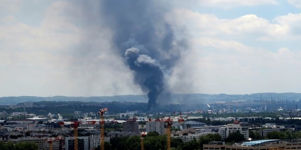 incendie-sur-un-site-seveso-proche-de-lyon