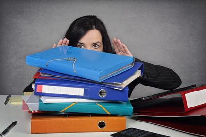 femme terrorisée au bureau