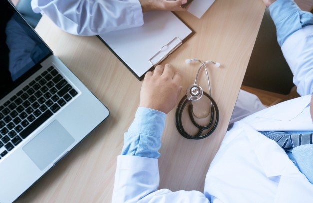 concept-reunion-equipe-reseau-technologie-medicale-medecin-main-telephone-intelligent-tablette-numerique-moderne-ordinateur-portable-graphique (1)