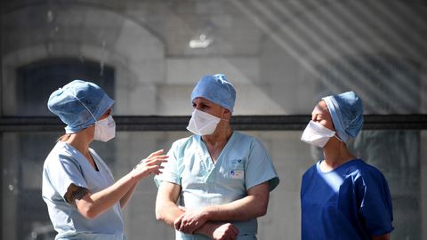 une-equipe-de-l-hopital-tenon-a-paris-prend-quelques-minutes-de-pause-le-26-mars-2020_6255522